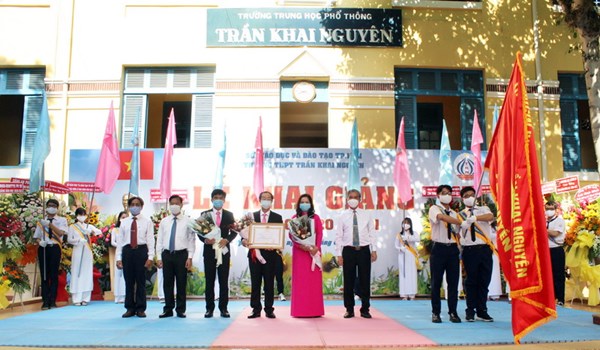 Ông Ngô Minh Châu, thành ủy viên, phó chủ tịch UBND thành phố trao huân chương lao động hạng 3 cho tập thể sư phạm trường THPT Trần Khai Nguyên